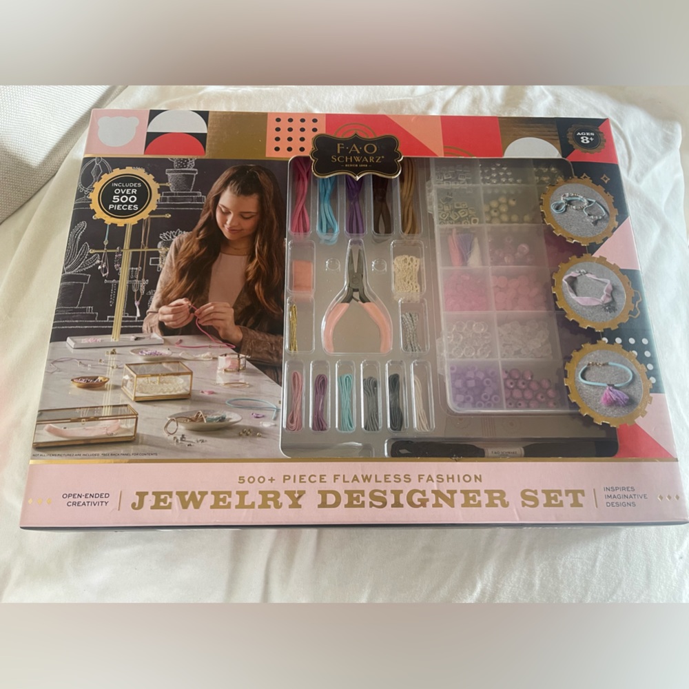 FAO schwarz. 500 +piece flawless fashion jewelry designer set.